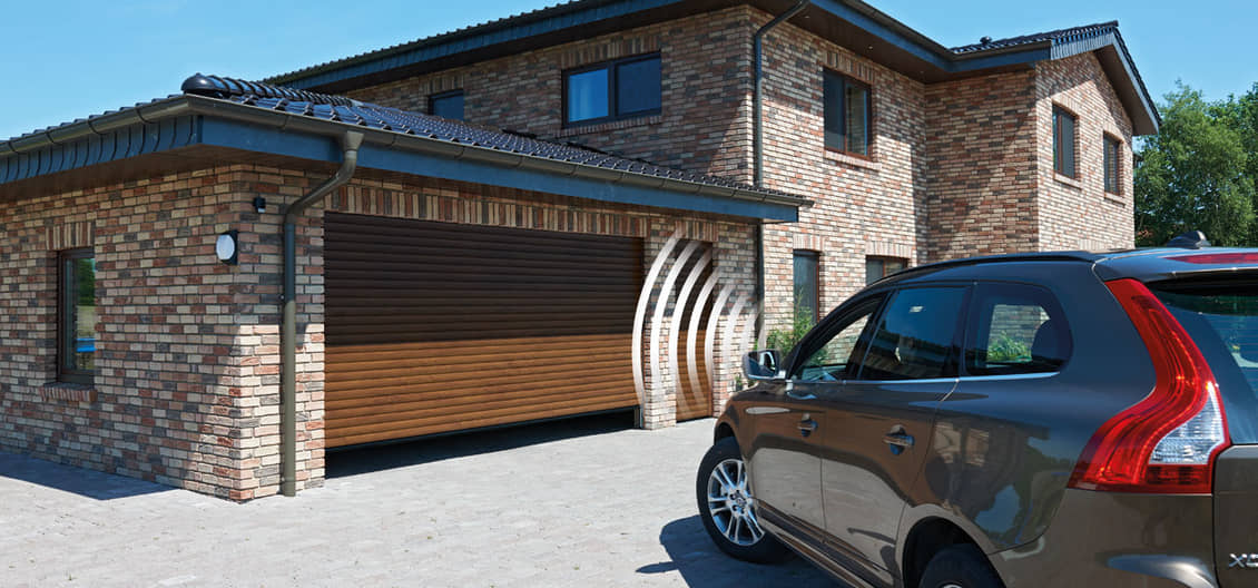 Garagen-Rolltor in Decograin Golden Oak Garagen-Rolltor in Decograin Golden Oak